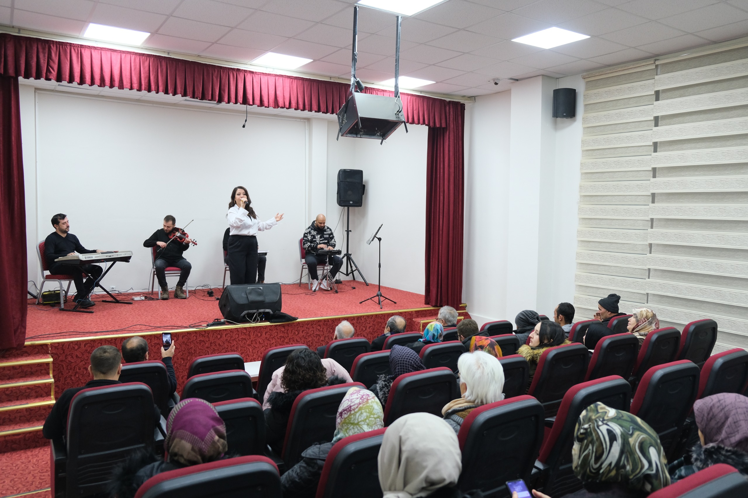 Eskişehir Büyükşehir Gençlik Merkezi tarafından Mihalıççık’ta düzenlenen konserde sahne alan