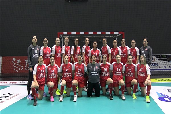 A Milli Kadın Hentbol Takım oyuncuları ve teknik heyeti, medya