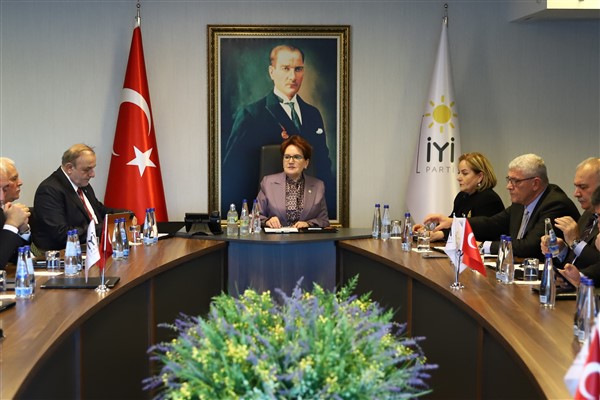 İYİ Parti Genel Başkanı Meral Akşener, Başkanlık Divanı üyeleriyle bir