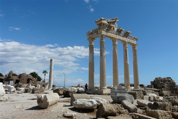 Bakan Ersoy, Antalya’da turizm sektörünün temsilcileriyle buluştu