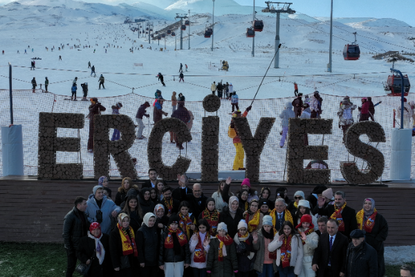 Bakan Göktaş ve Başkan Büyükkılıç, ‘Erciyes’te Şenlik Var’ programına katıldı