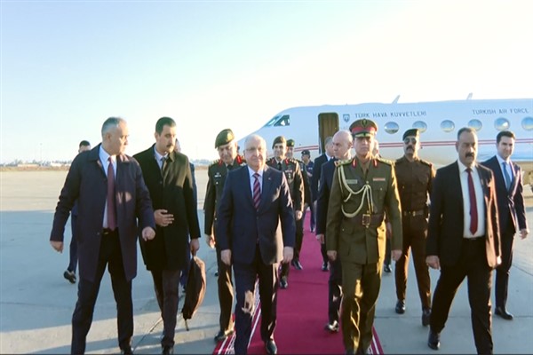 Milli Savunma Bakanı Yaşar Güler, beraberinde Genelkurmay Başkanı Orgeneral Metin