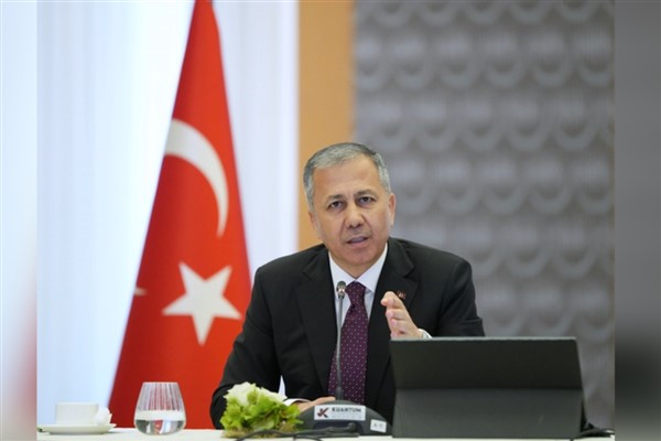 İçişleri Bakanı Ali Yerlikaya, Erzincan’ın İliç ilçesinde toprak kaymasının yaşandığı