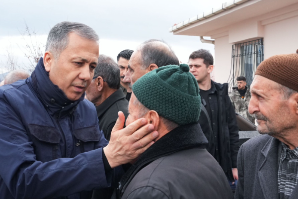 Bakan Yerlikaya’dan Erzincan’daki maden ocağı çalışanlarının ailelerine ziyaret