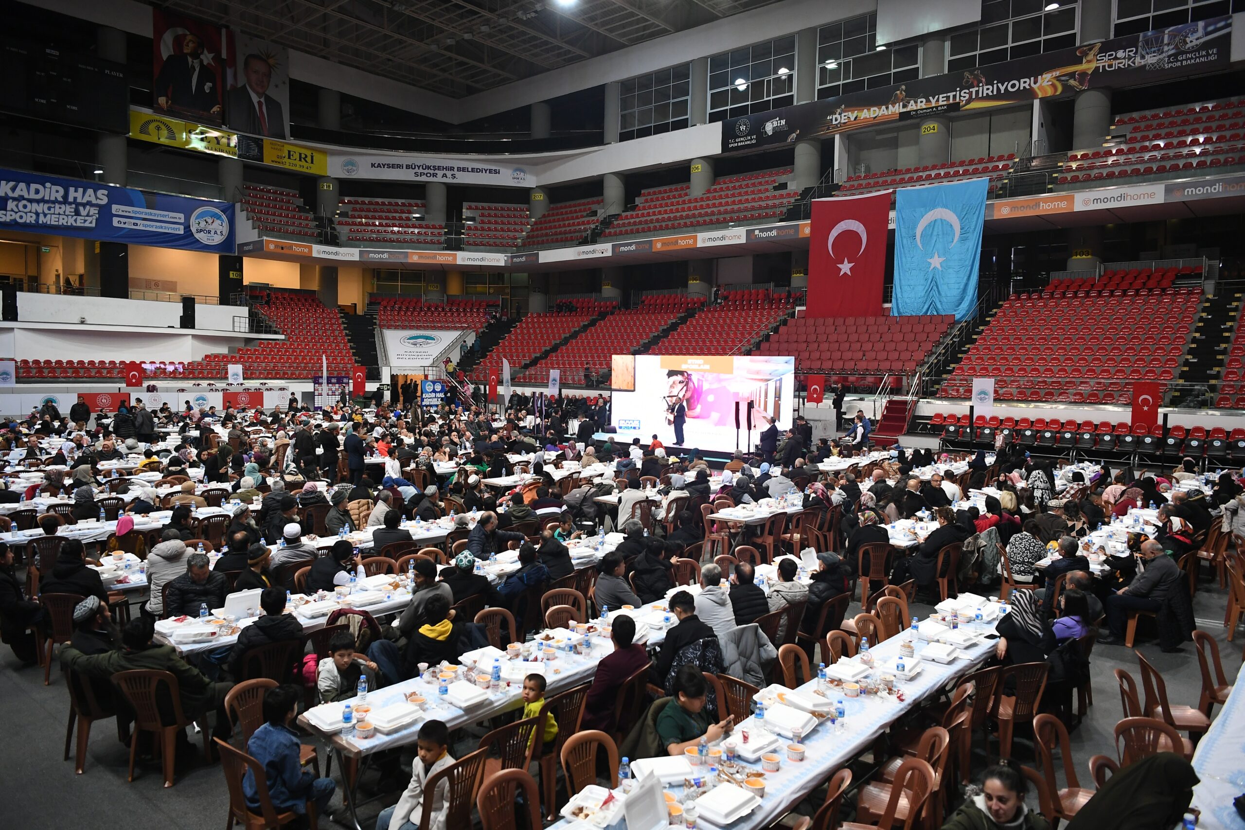 Başkan Büyükkılıç, Doğu Türkistanlılarla bir araya geldi