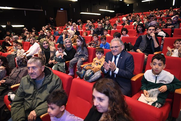 Başkan Büyükkılıç, tiyatro etkinliği kapsamında çocuklarla bir araya geldi