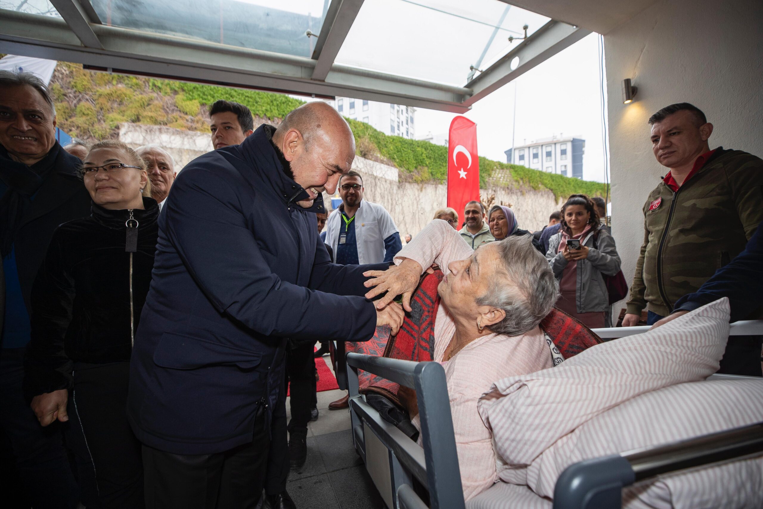 Başkan Soyer: ”Sağlık emekçilerimizi, hiçbir zaman yalnız bırakmadık, bırakmayacağız”