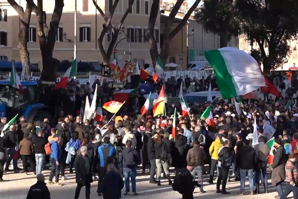 Çiftçiler İtalya’nın çeşitli yerlerinde AB politikalarına karşı protestolar düzenledi