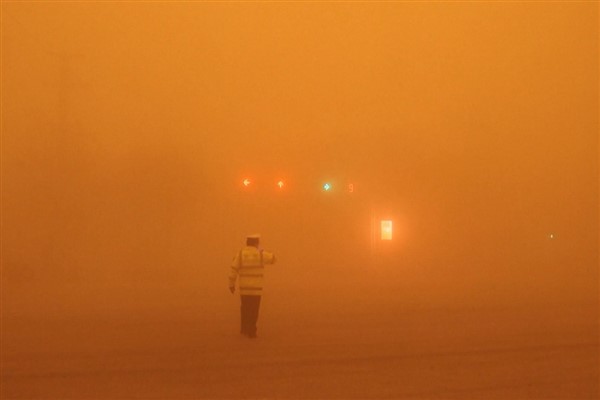 Çin’in kuzeybatısındaki kum fırtınaları ve kar yağışı trafiği olumsuz etkiliyor