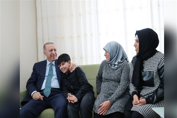 Cumhurbaşkanı Recep Tayyip Erdoğan, Kahramanmaraş'taki TOKİ konutunda ikamet eden depremzede