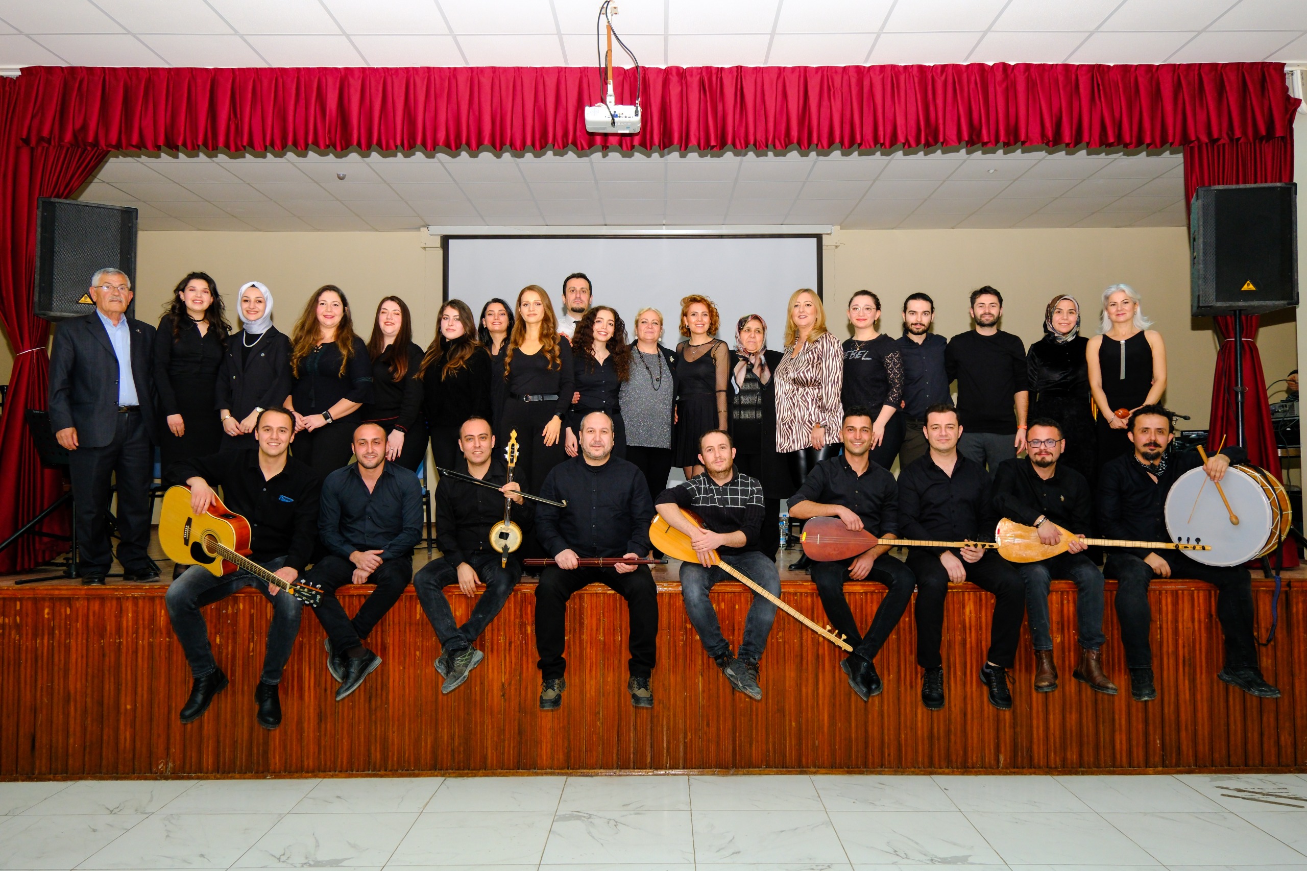 Eskişehir Büyükşehir Gençlik Merkezi gönüllülerinden oluşan Gençlik Korosu, kırsal ilçelerde