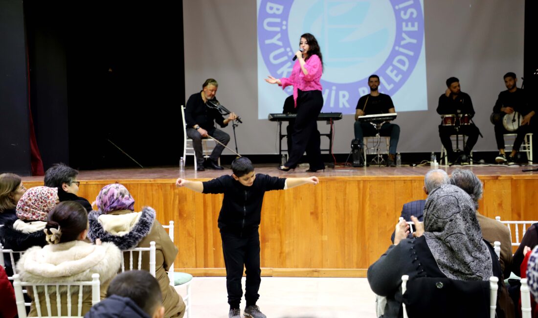 Eskişehir Büyükşehir Belediyesi tarafından Çifteler ilçesinde düzenlenen konserde, şarkıcı Şebnem