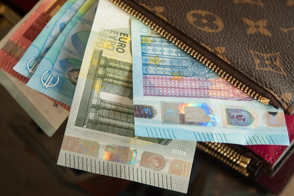 Haftaya 1.0770 seviyelerinde başlayan EURUSD paritesi, haftanın ilk işlem gününde