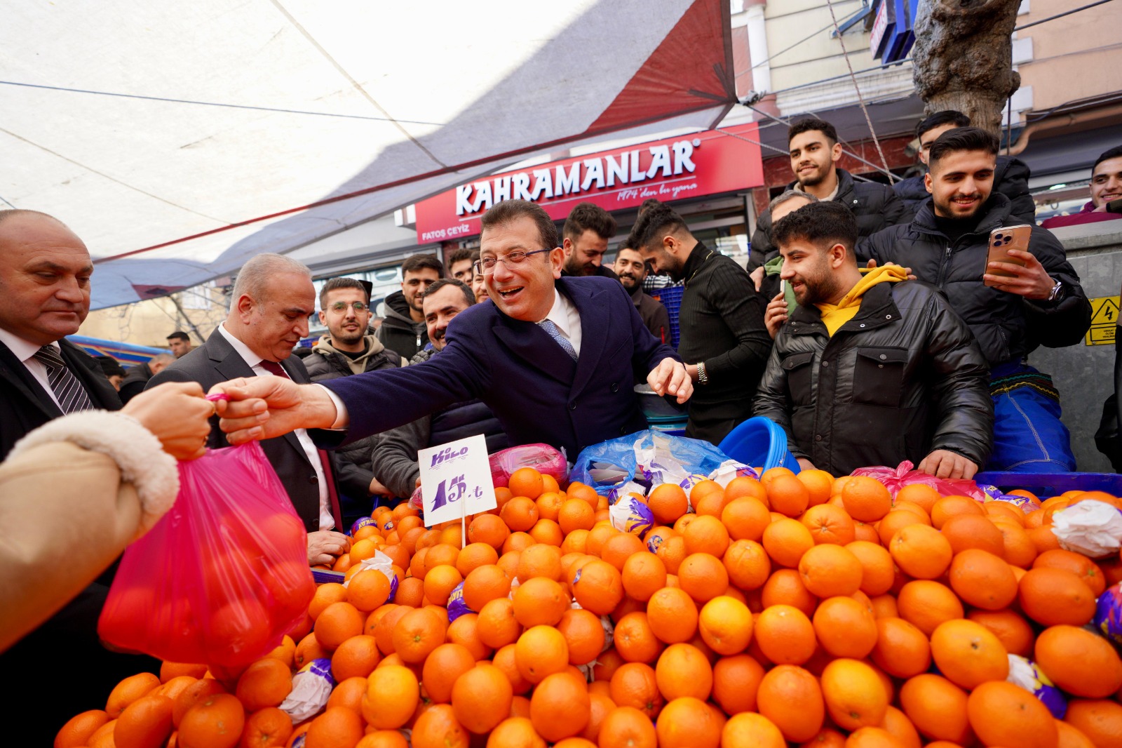 İmamoğlu’ndan Sultangazi’deki semt pazarına ziyaret