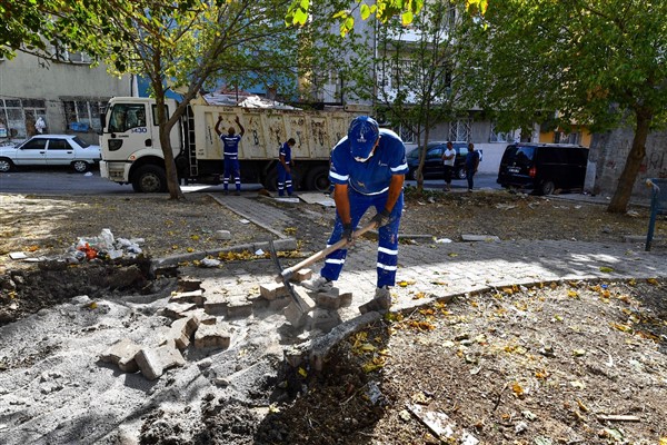 İzmir’de Acil Çözüm Ekipleri kent genelindeki eksikliklere müdahale ediyor