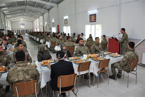 Mehmetçik, şehit aileleri, gaziler ve gazilerin aileleriyle bir araya geldi