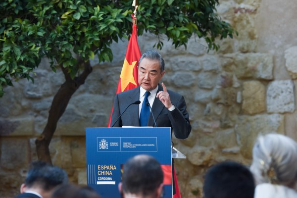 Wang Yi: “Kaybet-kaybet mantıklı bir seçenek değil, gelecek kazan-kazan iş birliğidir”