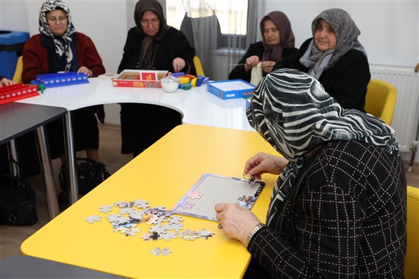 Yaşlılar, Ulu Çınarlar Yaşlı Yaşam ve Dayanışma Merkezi’nde zaman geçiriyor