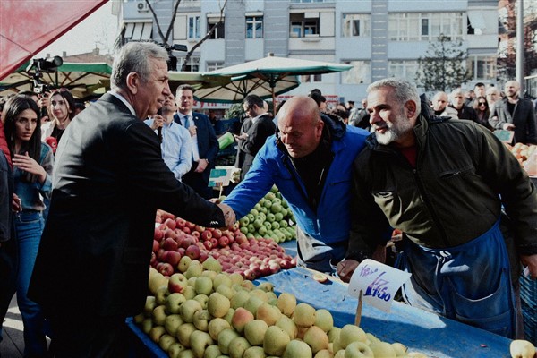 Yavaş, Esat Pazarı Yeri’nde esnafı ziyaret etti