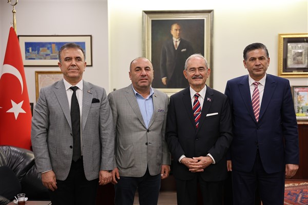  Eskişehir Büyükşehir Belediye Başkanı Yılmaz Büyükerşen, Adana heyetini makamında