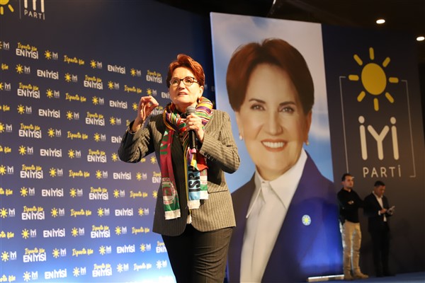 Akşener: Elimde imkan olsa siyasetçilere en az bir yıl esnaf gezmeyi şart koşarım