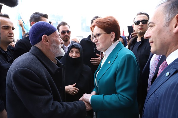 Akşener’den Sultanbeyli esnafına ziyaret