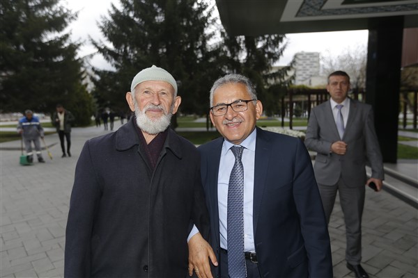 Kayseri Büyükşehir Belediye Başkanı Memduh Büyükkılıç, Yaşlılara Saygı Haftası dolayısıyla