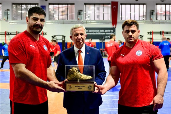 Başkan Yavaş, olimpiyatlara hazırlanan milli güreşçileri ziyaret etti