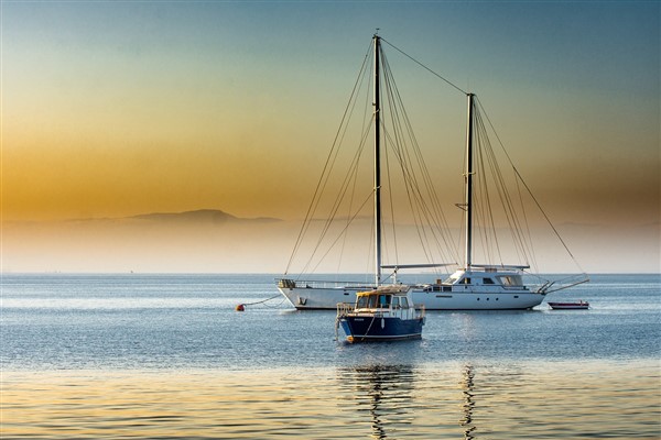 Bodrum Limanı önlerinde arızalanan tekne kurtarıldı