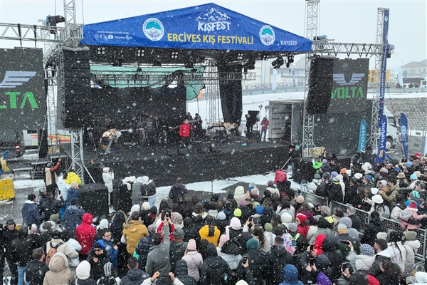 Erciyes KışFest etkinliğinde Ferhat Göçer sahne aldı