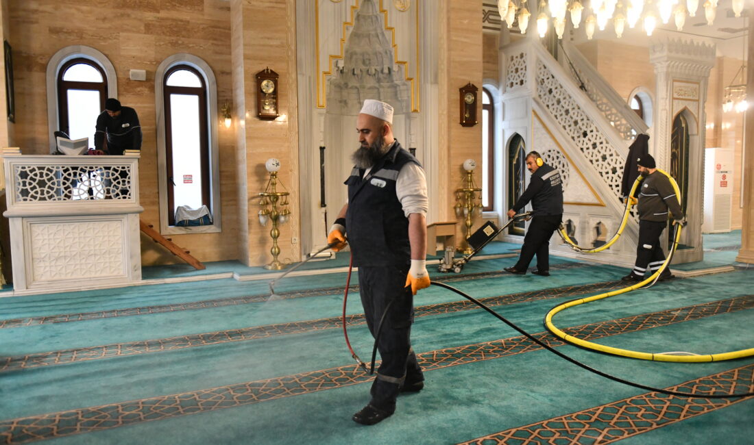 Esenyurt’ta belediye ekipleri, vatandaşların ibadetlerini daha hijyenik bir ortamda yapabilmesi