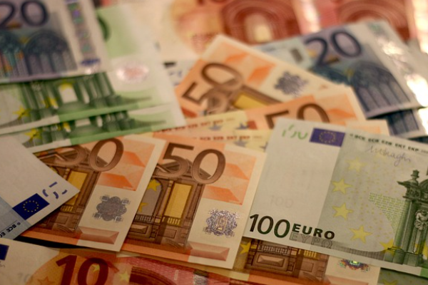 Haftaya 1.0888 seviyelerinde başlangıç yapan EURUSD paritesi, hafta içerisinde dalgalı