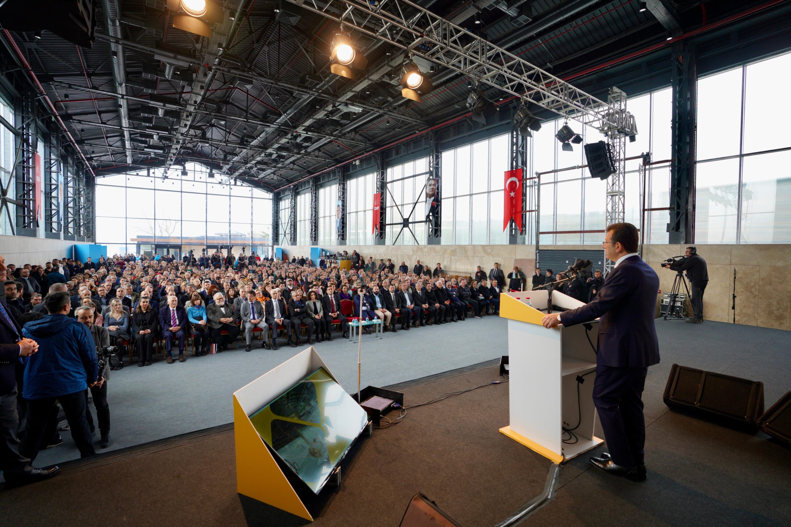 İstanbul Büyükşehir Belediye (İBB) Başkanı Ekrem İmamoğlu, kentin ilk kamusal