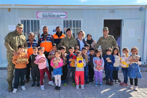 Mehmetçik, Samanköy Yeni Hayat Konteyner Kent Merkezinde atkı, bere ve eldiven dağıttı