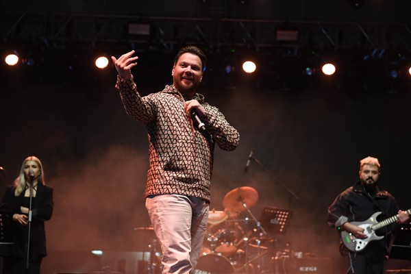 Sinan Akçıl, Osmangazi Meydanında konser verdi