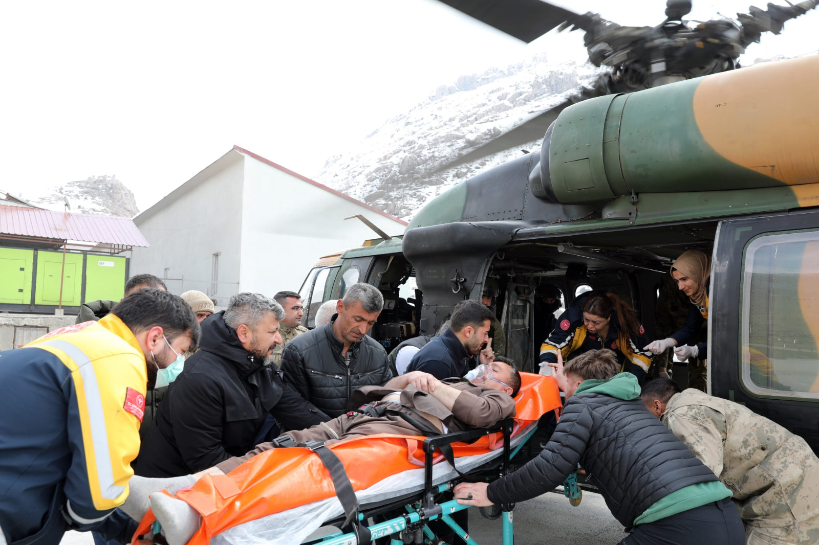 Şırnak’ta kalp krizi geçiren bir vatandaş helikopterle hastaneye tahliye edildi