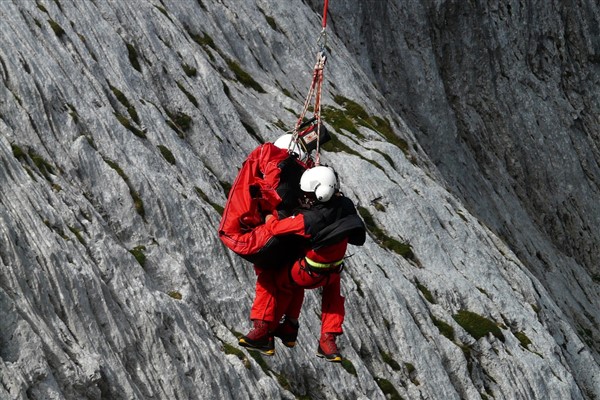 Arama Kurtarma Derneği (AKUT), mart ayında gerçekleştirilen 12 operasyonda 11