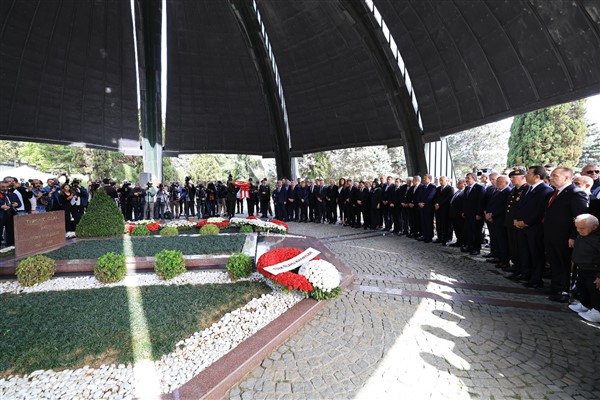 İmamoğlu, 8’nci Cumhurbaşkanı Turgut Özal’ı anma törenine katıldı