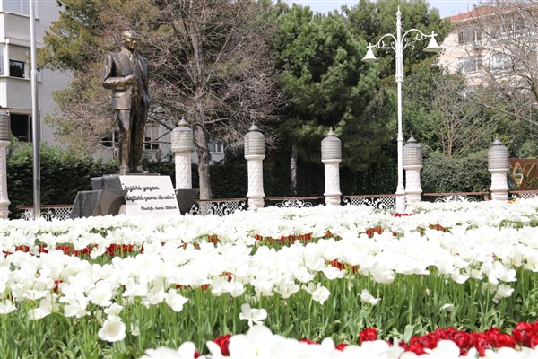 İstanbul’un tarihi noktaları lalelerle süslendi