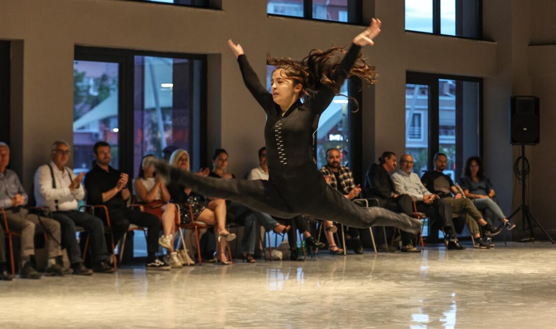 Nilüfer Belediyesi’nin dans atölyelerinde eğitim alan kursiyerler ile eğitmenler, Dünya