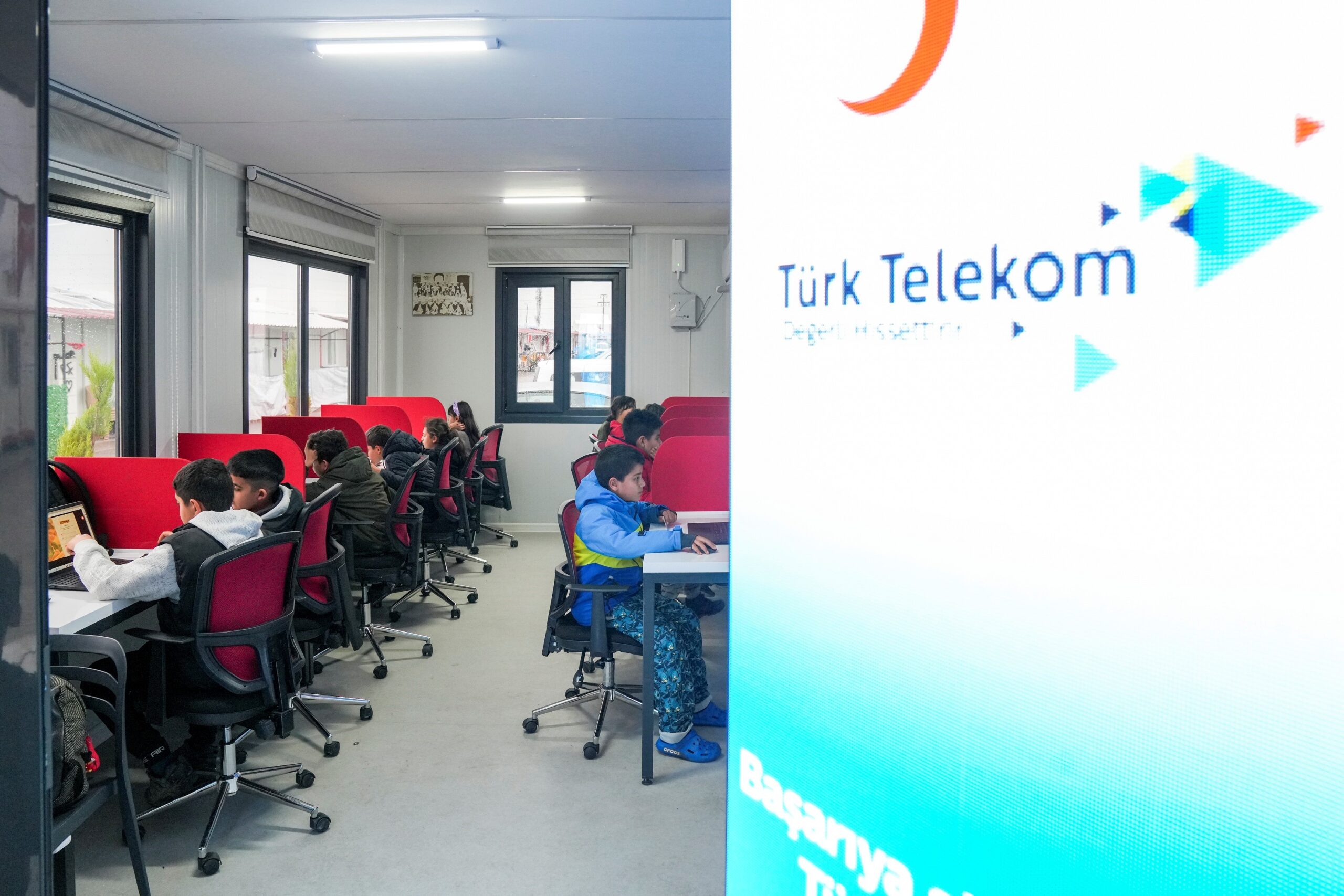 Türk Telekom ve Kızılay’dan deprem bölgesindeki öğrencilere eğitim ve teknoloji desteği