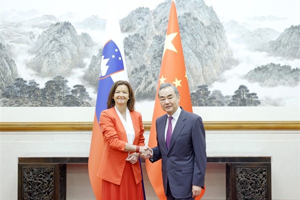 Wang Yi, Slovenya Dışişleri Bakanı Fajon’la görüştü