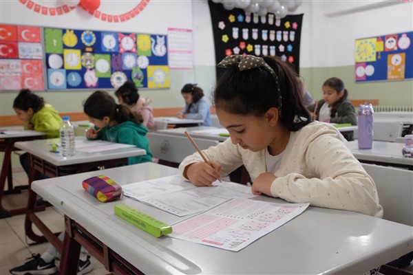 Zeytinburnu Belediyesi Bilgi Evleri ve Gençlik Merkezinin 18'incisini düzenlediği Kitap