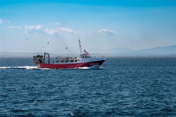 Çanakkale Kilitbahir Kalesi önlerinde arızalanan tekne, Çanakkale Marina’ya yanaştırıldı