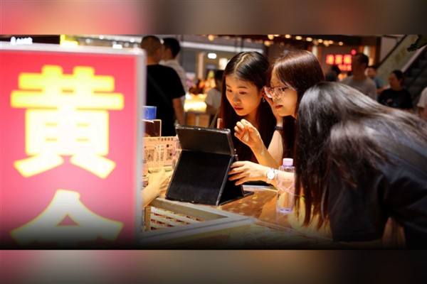 Çin kültüründe asaletin ve uğurun sembolü olan altın, gençler arasında