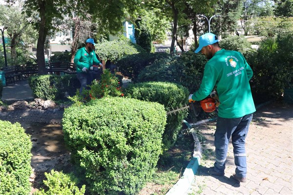 Haliliye Belediyesi’nin parklardaki peyzaj çalışmaları sürüyor