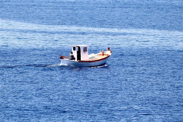 Makine arızası nedeniyle sürüklenen tekne Türkeli Feneri’ne yanaştırıldı