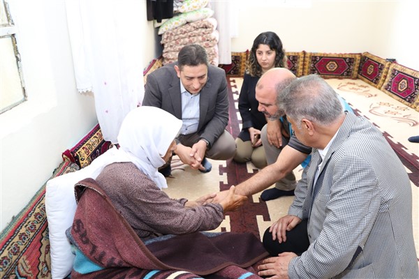 Şanlıurfa İl Sağlık Müdürü Solmaz, evde sağlık hizmeti alan hastaları ziyaret etti