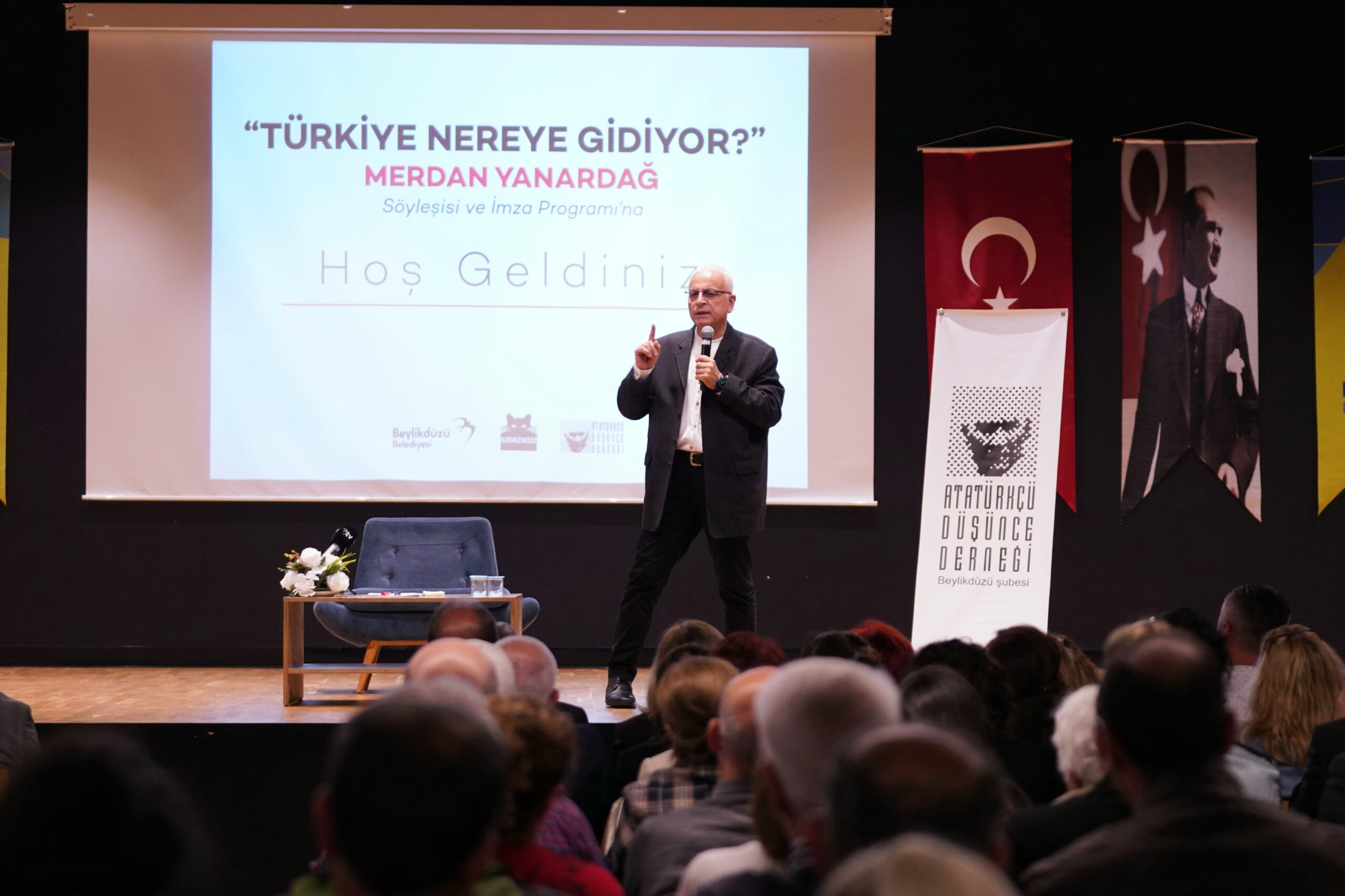 Yazar Yanardağ, okurlarıyla Beylikdüzü’nde bir araya geldi