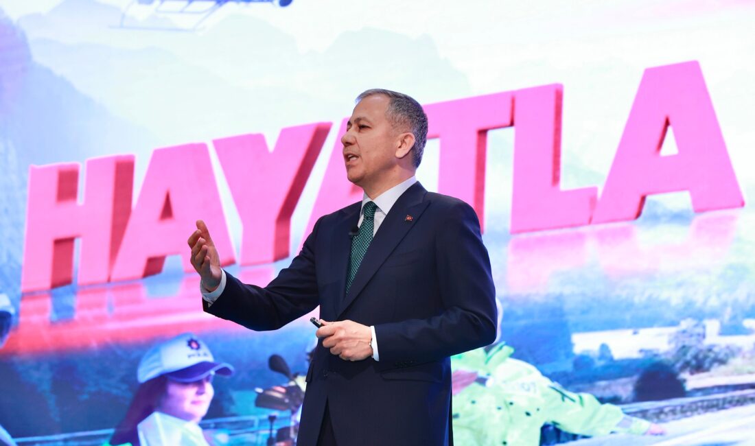 İçişleri Bakanı Ali Yerlikaya, Sahil Güvenlik Komutanı Tümamiral Ahmet Kendir